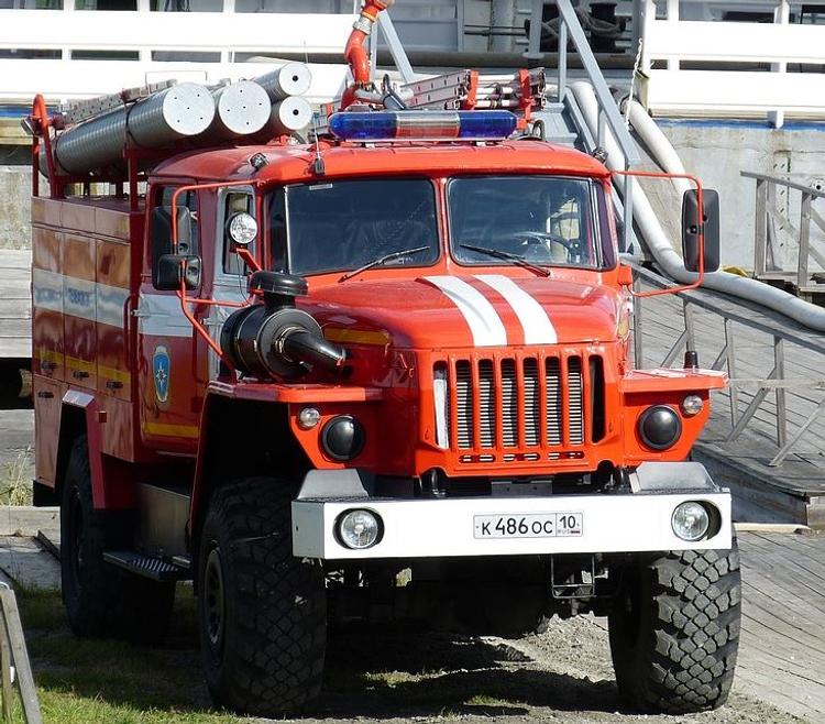 "Гелендваген" отказался пропускать пожарную машину, спешившую на пожар
