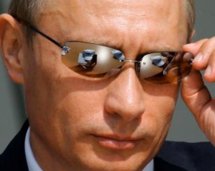 Журналистам удалось разузнать имя таинственной незнакомки, сопровождавшей Путина