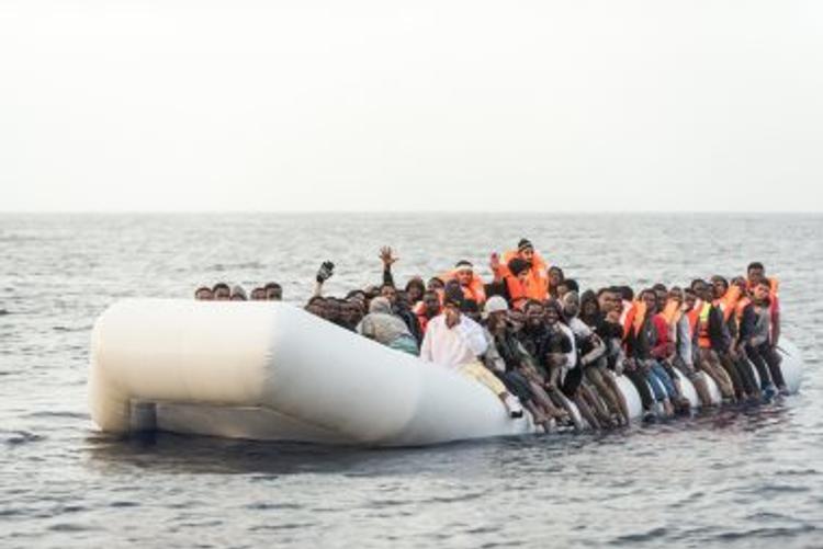 Евросоюз запретил продавать Ливии надувные лодки и моторы