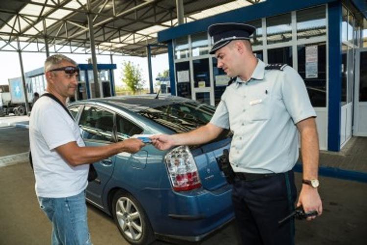 Украинские пограничники не выпускают автомобили в Крым