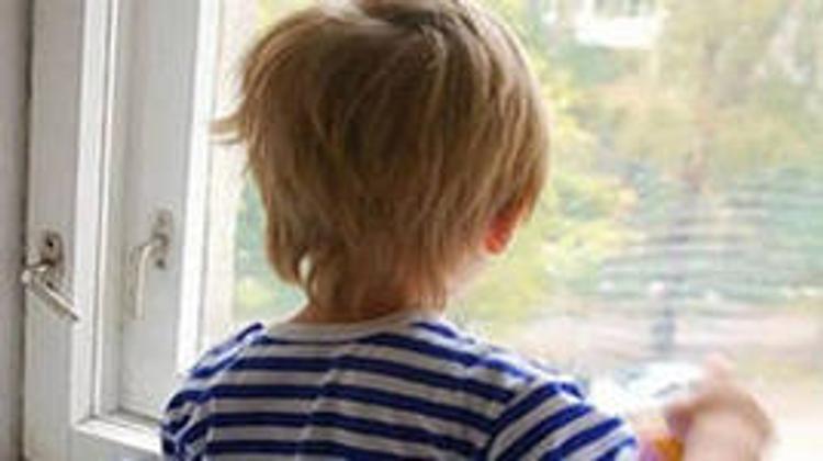 В Кирове из окна 4 этажа выпал двухлетний ребенок