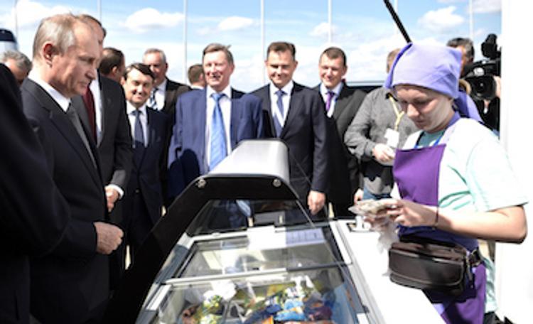 Путин угостил членов правительства мороженым на МАКС (ВИДЕО)
