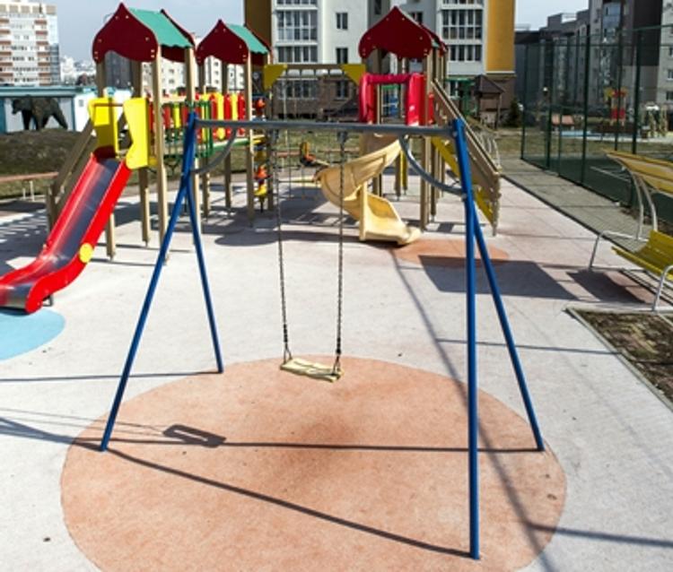 На Алтае 4-летняя девочка погибла в ссоре на детской площадке