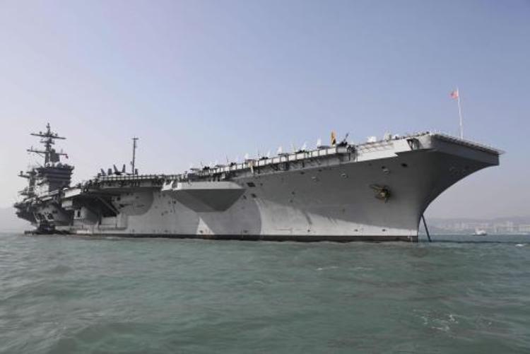 Американский авианосец открыл стрельбу в Персидском заливе