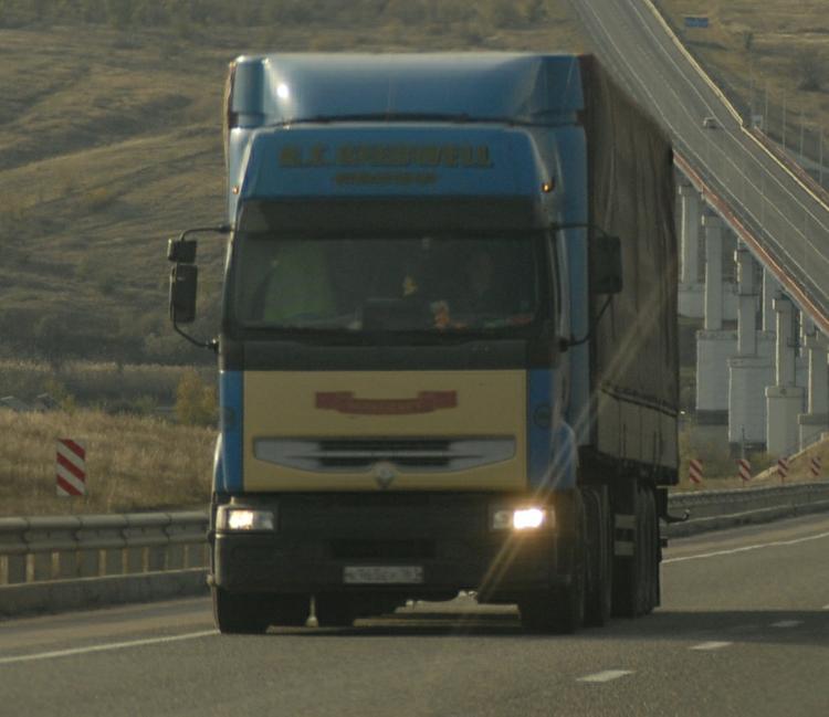 Пять грузовых машин увозят вещи с дачи посольства США в Москве