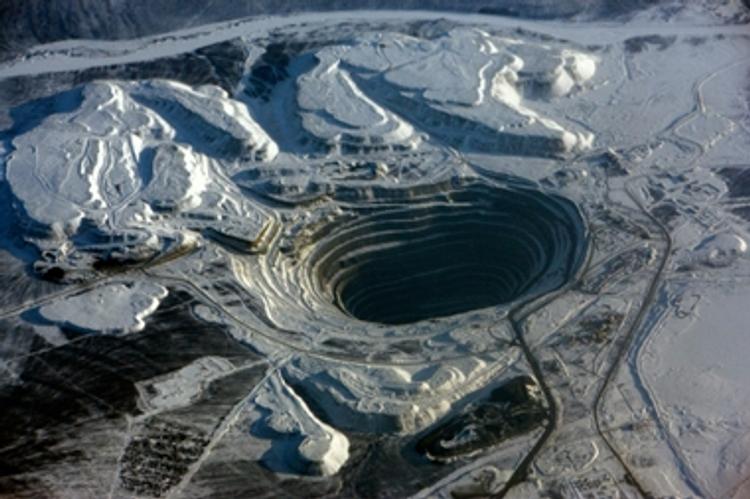 Спасатели подняли на поверхность шахтера рудника "Мир", который вышел на связь