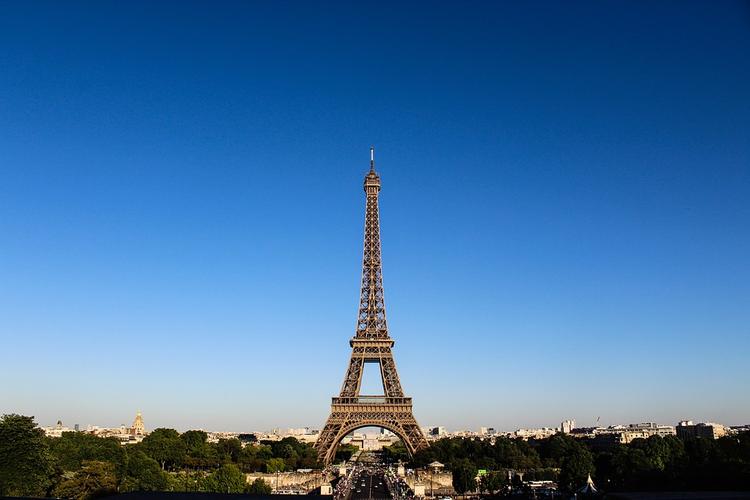 На Эйфелеву башню в Париже пытался прорваться человек с ножом