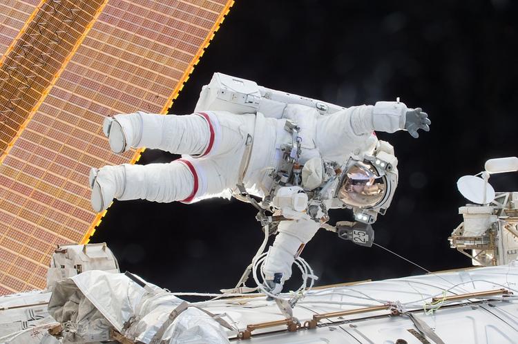 Российские космонавты проведут в открытом космосе 6 часов
