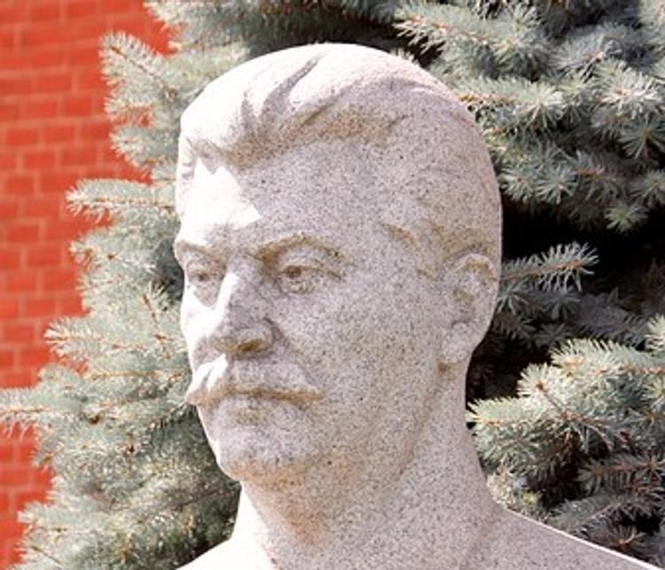 Новосибирские поклонники Сталина потребовали снести памятник Николаю II