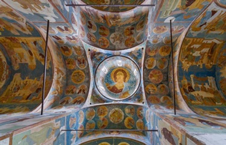 Археологи обнаружили в Новгороде несколько десятков квадратных метров фресок XII