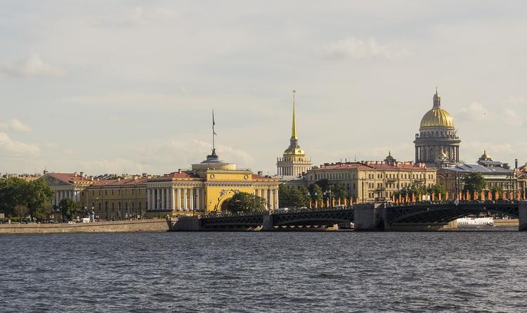 Пассажирский теплоход врезался в опору Дворцового моста в Санкт-Петербурге