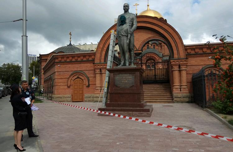Новосибирские сталинисты просят снести памятник Николаю II