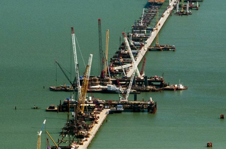 Строители Крымского моста забили последнюю трубчатую сваю