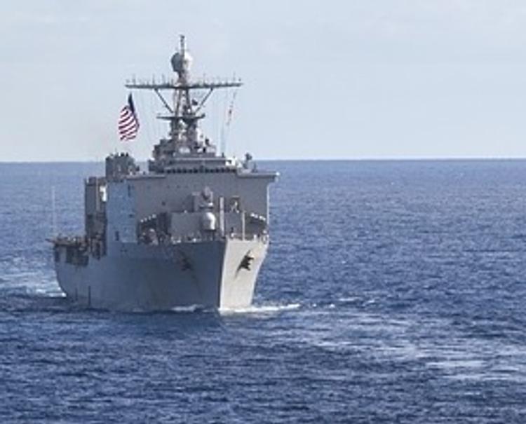 Эсминец ВМС США столкнулся с торговым судном, пропали десять моряков