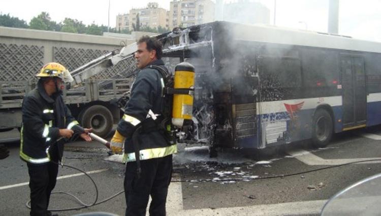 На мосту Кадырова в Петербурге вспыхнул автобус с пассажирами
