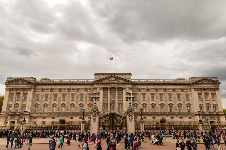 У королевской резиденции в центре Лондона человек напал с ножом на полицейских