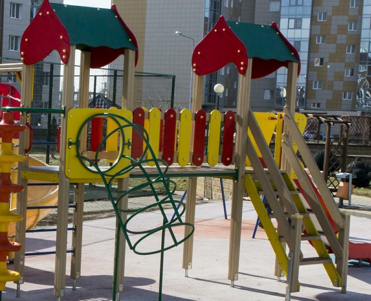 На детской площадке на юго-востоке Москвы нашли тело мужчины