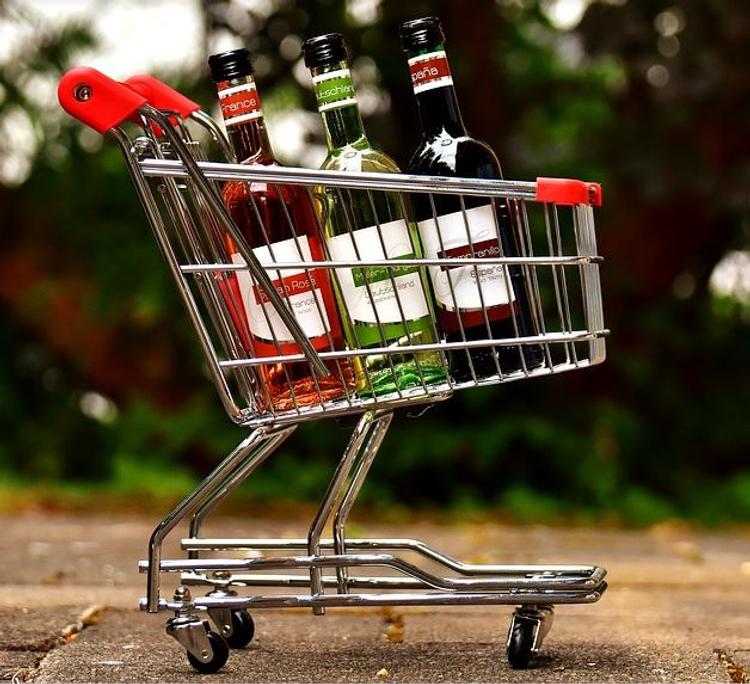 Минпромторг поддержал идею продажи алкоголя через интернет