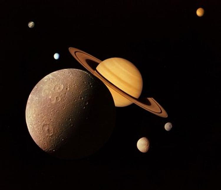 На спутнике Сатурна уфологи нашли обломки разбившегося НЛО