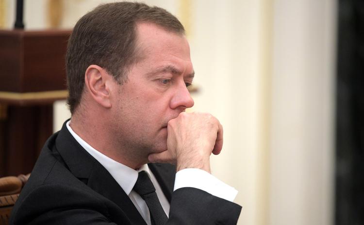 Медведев отказался пользоваться подаренным ему российским смартфоном