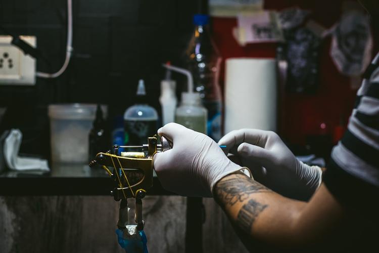 Ученые рассказали о высокой токсичности и канцерогенности татуировок