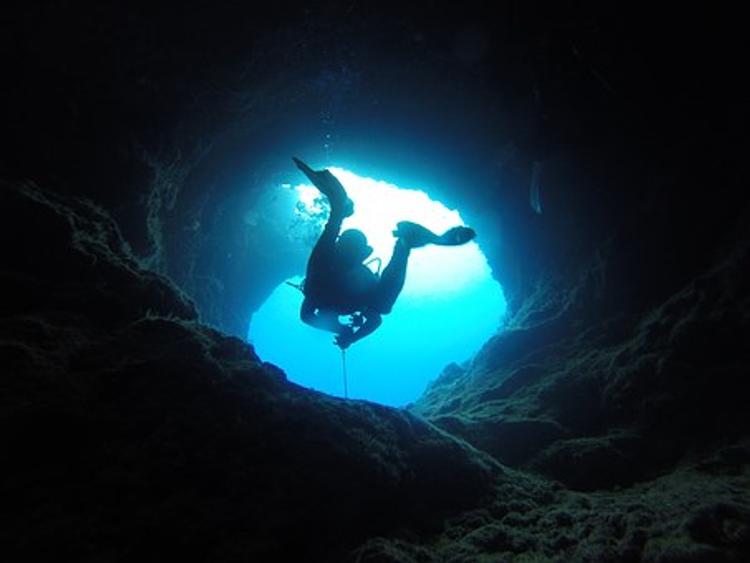 Дайвер-рекордсмен погиб в древней подводной пещере в Сочи