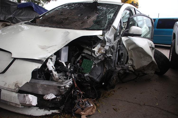 В Приамурье автомобиль врезался в бетонный блок, погиб человек