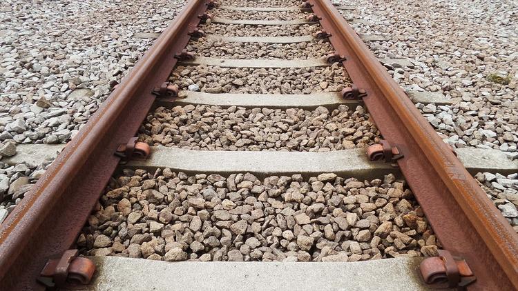 В Подмосковье поезд сбил двух мужчин, пытавшихся залезть на платформу