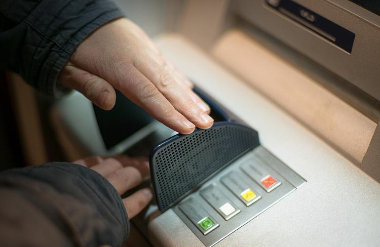 В Москве злоумышленники повредили банкомат и украли из него деньги
