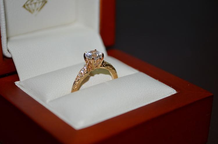 Беременная подруга Криштиану Роналду показала потрясающее обручальное кольцо