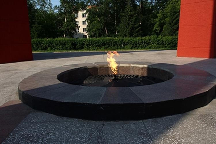 Вынесен приговор двум девушкам, осквернившим памятник «Вечный огонь»