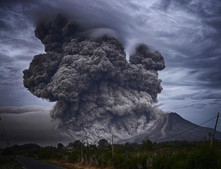На Камчатке вулкан Карымский выбросил огромный столб пепла