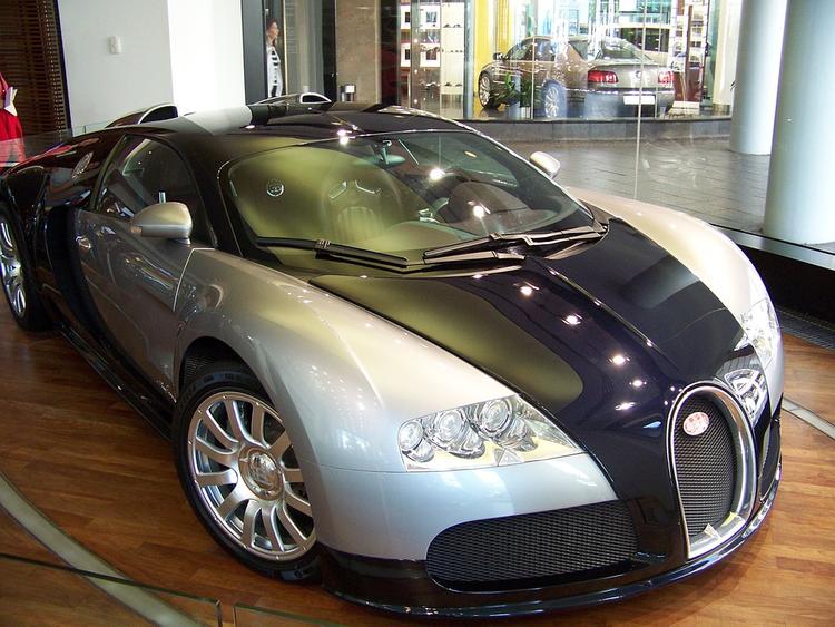 ГИБДД заинтересовалось видео с лихачом на суперкаре Bugatti в центре Москвы