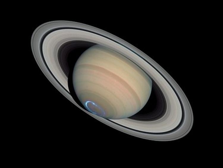 В кольцах Сатурна уфологи разглядели захоронения инопланетян