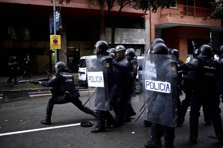 В Каталонии в столкновении с полицейскими пострадали несколько десятков человек