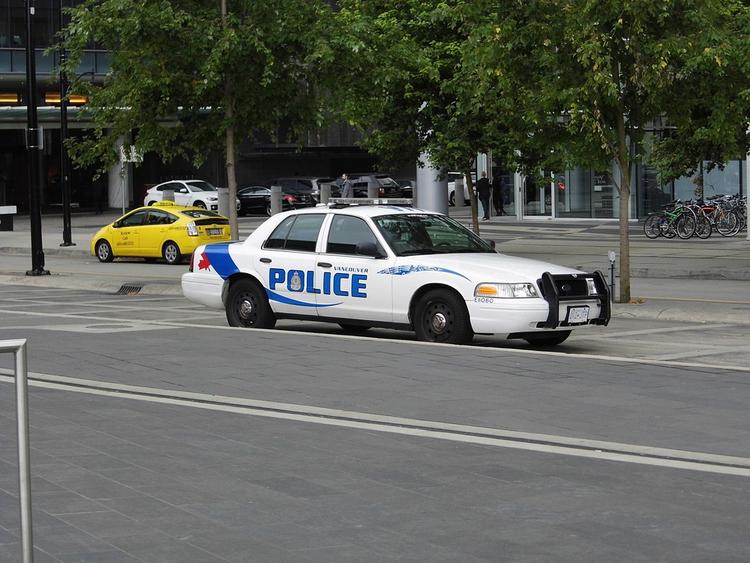 В Канаде грузовик протаранил автомобиль полицейских