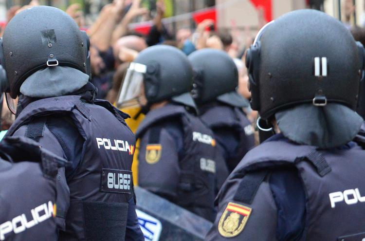 Власти Каталонии хотят подать в суд на полицейских