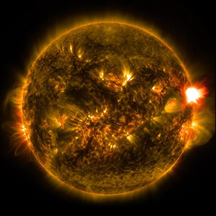 На Солнце заметили фигуру в форме сердца размером около миллиона километров
