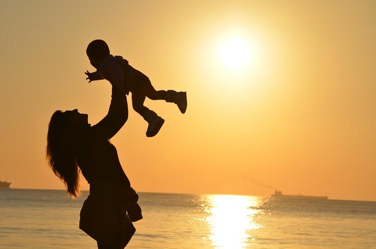 Психологи доказали, что матери больше любят дочерей, чем сыновей