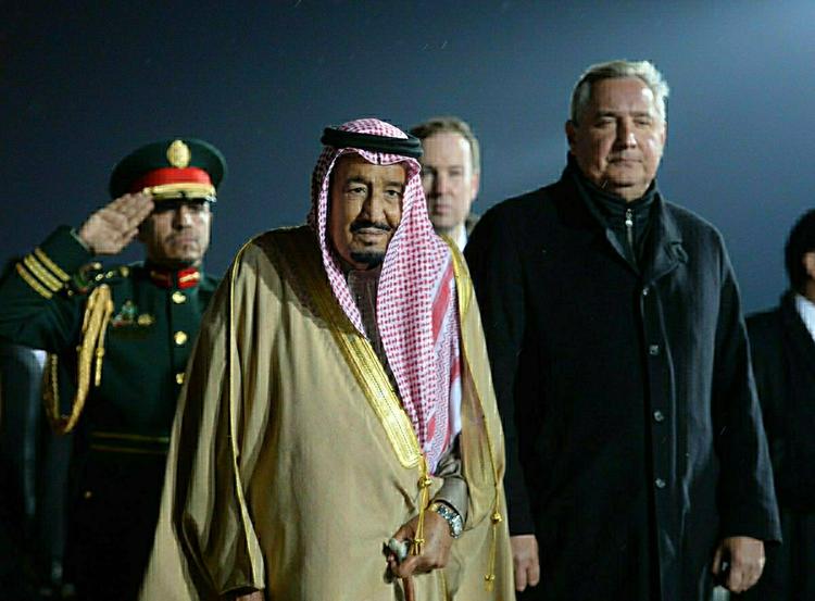 Поломка золотого трапа саудовского короля в московском аэропорту попала на видео