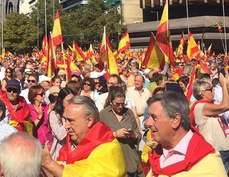 Тысячи людей вышли в Барселоне на митинг в защиту единства Испании