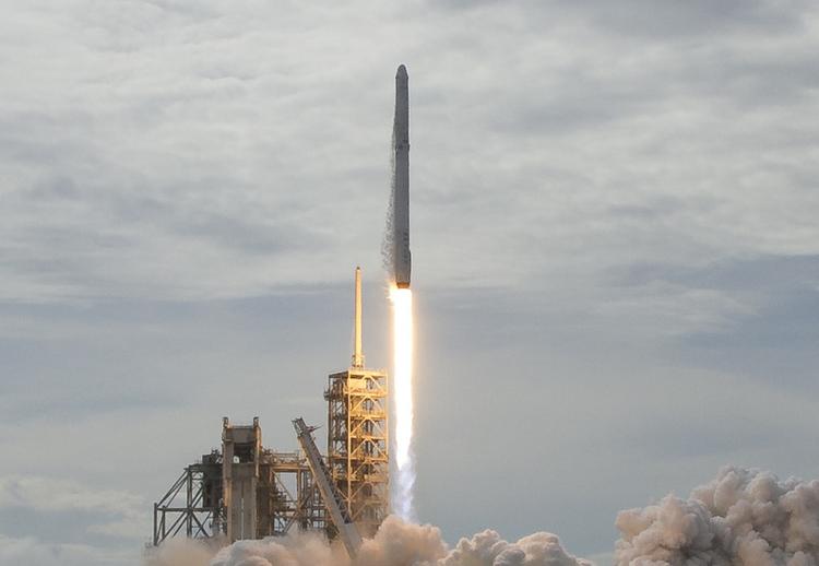Ракета Falcon 9 с десятью спутниками связи запущена в США