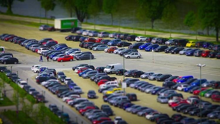 Московских водителей призвали внимательно выбирать места сегодня для парковки