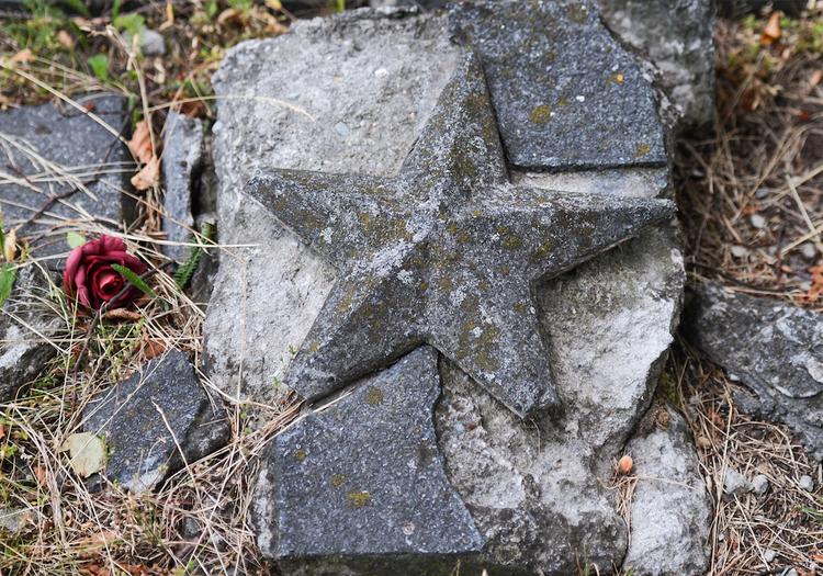 Более 70 памятников советским воинам осквернили в Польше