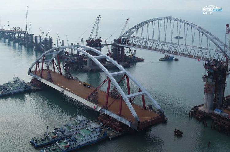 Под обеими арками Крымского моста прошло первое судно