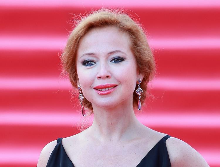 Поклонники подозревают, что актриса Елена Захарова ждет ребенка
