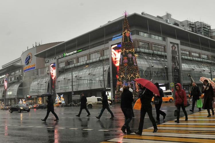 СМИ сообщают о возгорании на крыше ТЦ "Европейский" в Москве