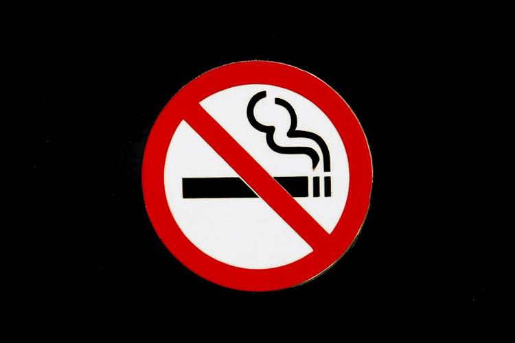 Минздрав одобрил предложение о запрете курения у подъездов жилых домов