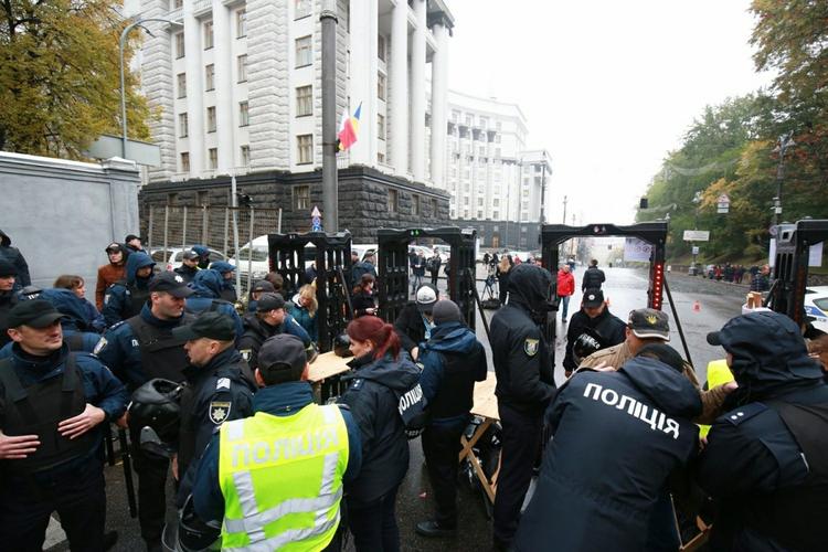 Участники митинга в Киеве оскорбили и забросали яйцами депутата Рады