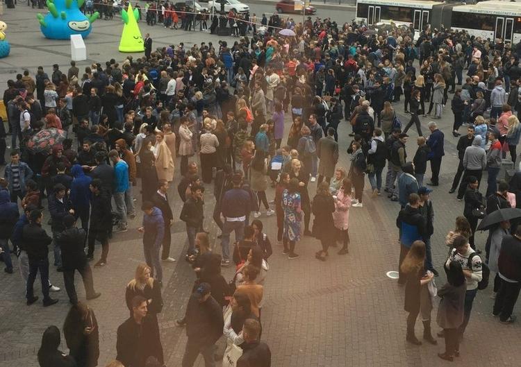 Полиция проверяет два аэропорта и три вокзала  в Москве из-за анонимных звонков